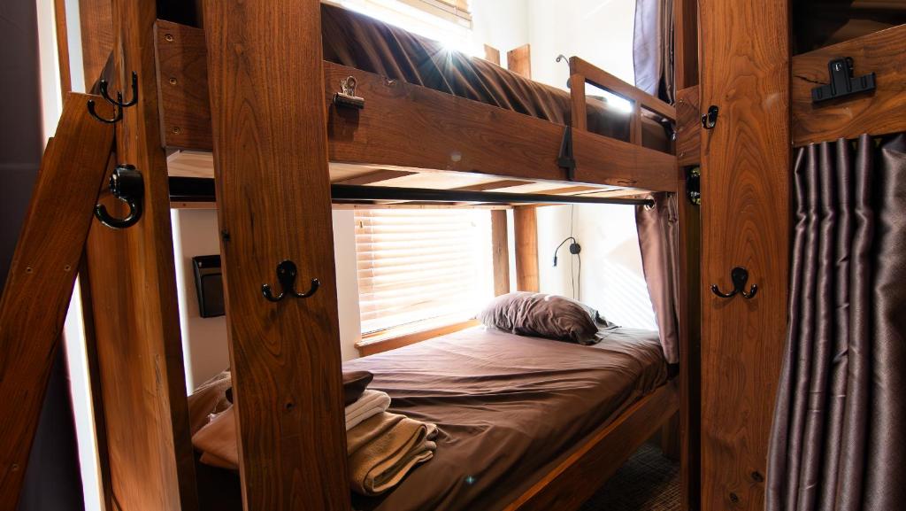Postel nebo postele na pokoji v ubytování Park City Hostel
