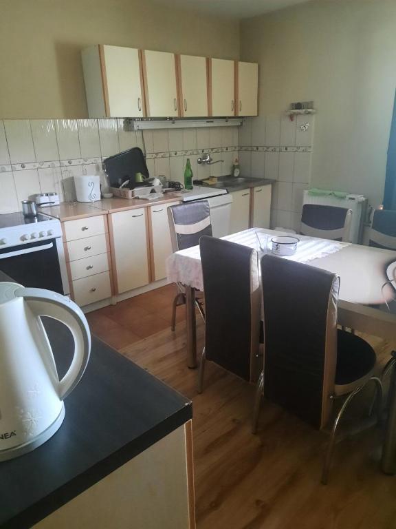 a kitchen with a table and chairs in it at Kuća za Arsenal fest in Kragujevac