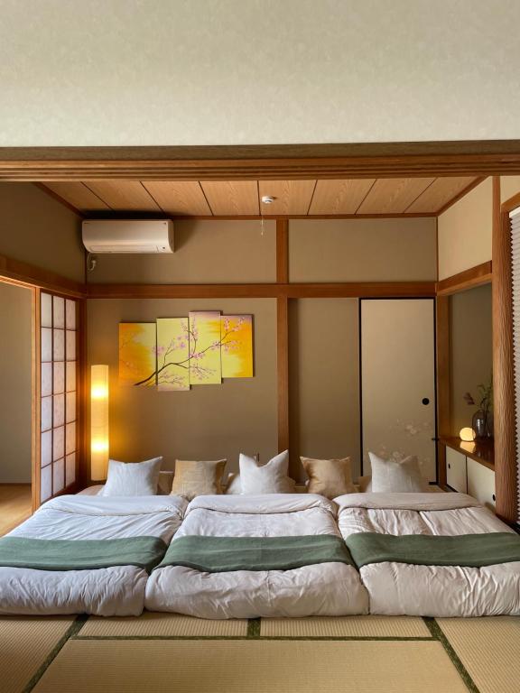 Postel nebo postele na pokoji v ubytování 一日一組限定 家族やグループでゆったり過ごせる 民泊Sakura鎌倉