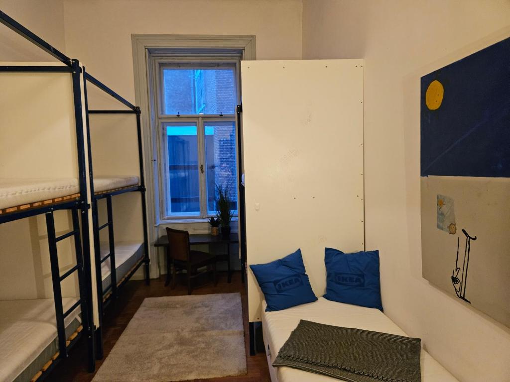 Postel nebo postele na pokoji v ubytování Ligeti Ruin Hostel