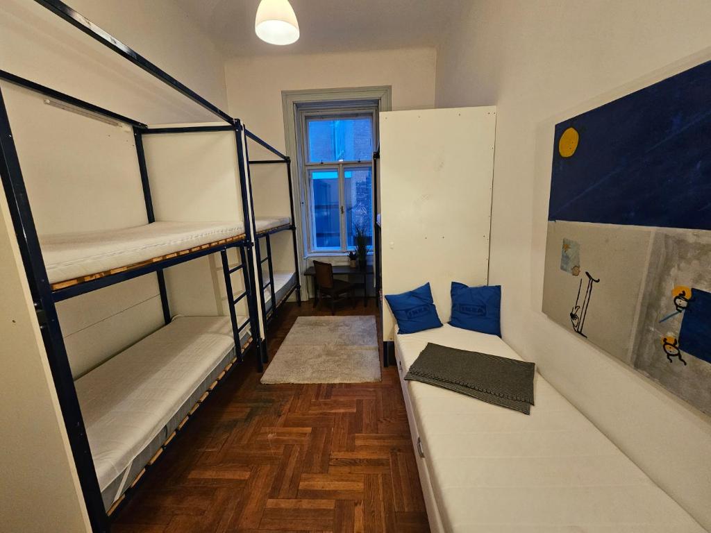 Postel nebo postele na pokoji v ubytování Ligeti Ruin Hostel