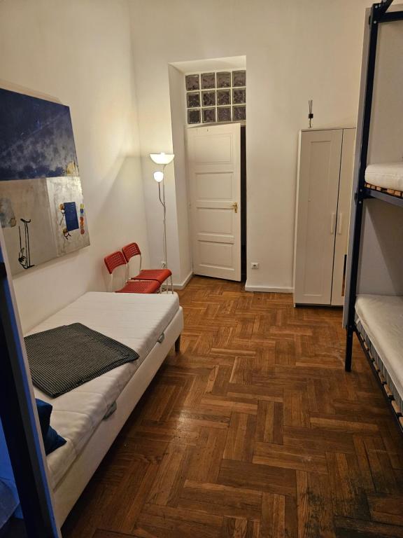 Postel nebo postele na pokoji v ubytování Ligeti Ruin Hostel