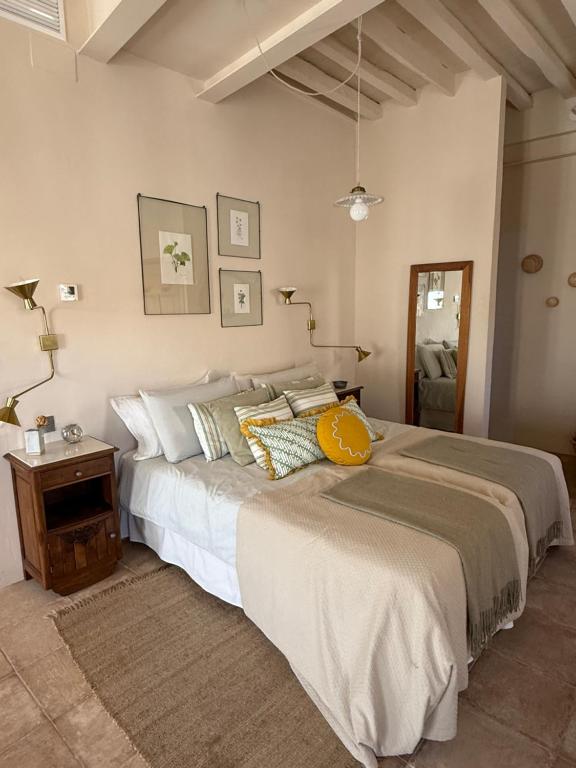 1 dormitorio con 2 camas y almohadas en Casa Amandava, en Salobreña