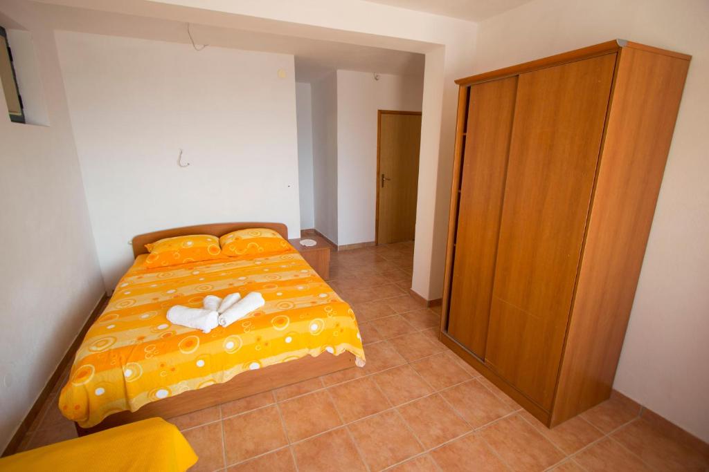 Postel nebo postele na pokoji v ubytování Family friendly seaside apartments Cove Rapak, Hvar - 12779