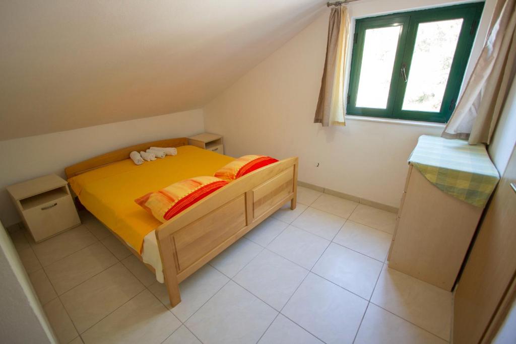 Postel nebo postele na pokoji v ubytování Family friendly seaside apartments Cove Rapak, Hvar - 12779