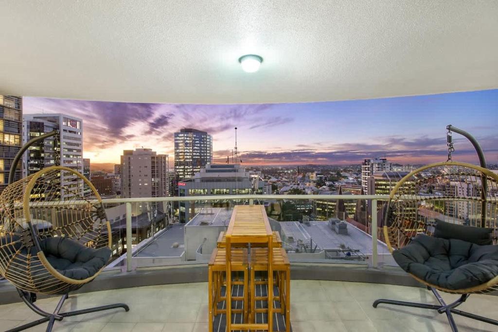 Un balcón con vista a una ciudad en Arcade In The Sky- Views Games & Vibes, en Brisbane