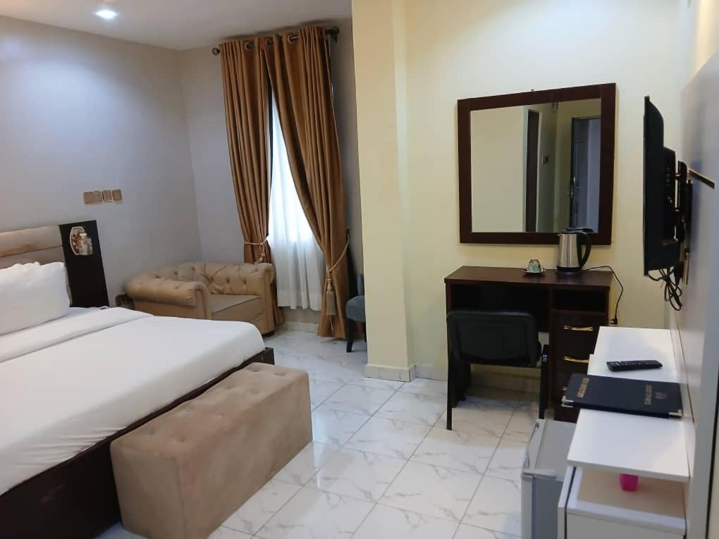 TV a/nebo společenská místnost v ubytování Golden Top Hotel and Suites