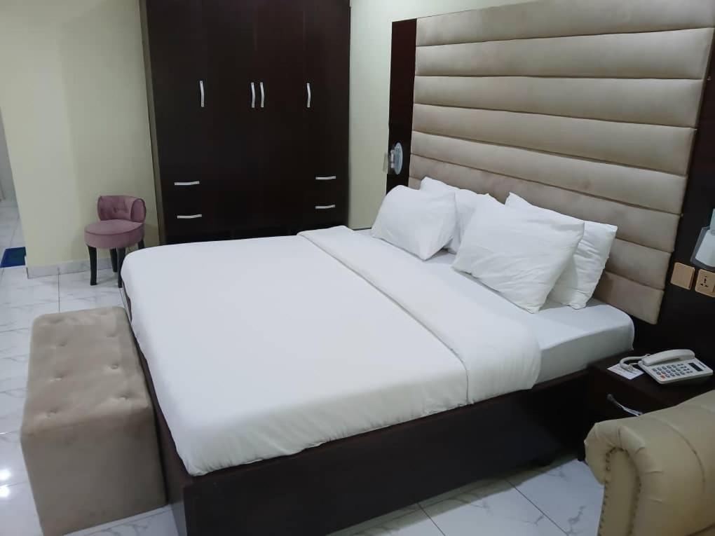 Postel nebo postele na pokoji v ubytování Golden Top Hotel and Suites