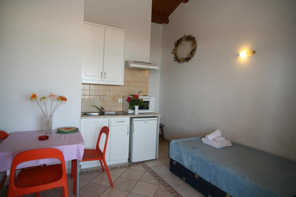 Kuchyň nebo kuchyňský kout v ubytování Glyfada Gorgona Apartments