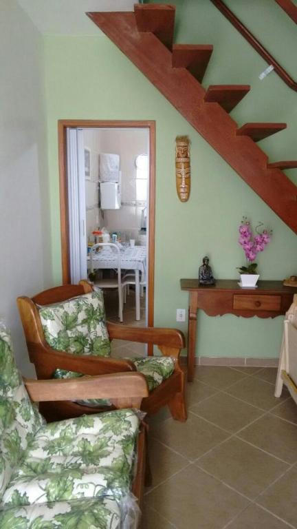 a living room with a couch and a table at Ótima Casa em Muriqui in Mangaratiba