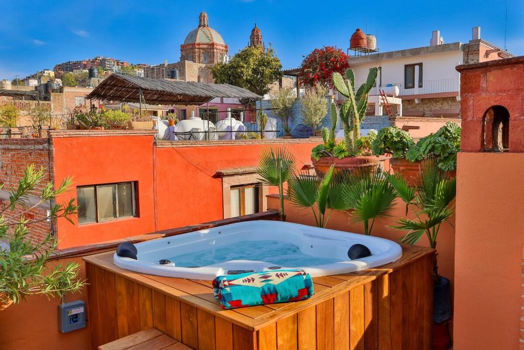 una vasca idromassaggio sul balcone di un edificio di Live in the historical downtown! a San Miguel de Allende