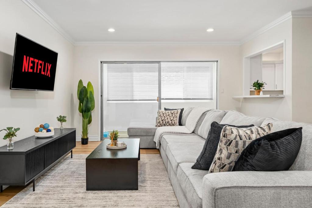 a living room with a couch and a table at KING Size Bed in Cozy, Modern Hollywood Place in Los Angeles