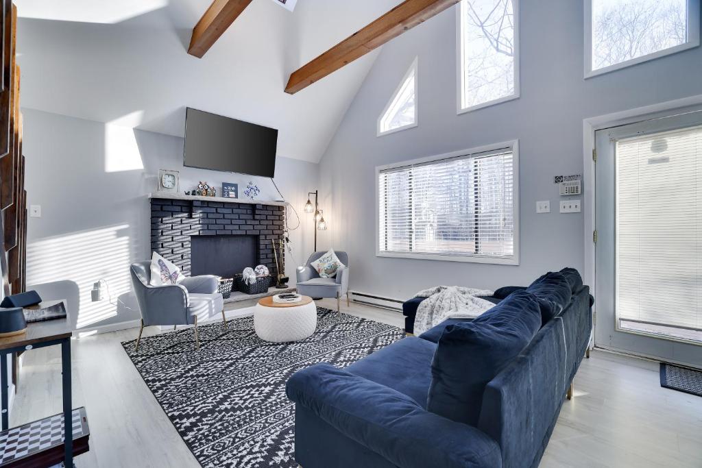 Posezení v ubytování The Cozy Modern Cabin Near Lake & Pet-friendly