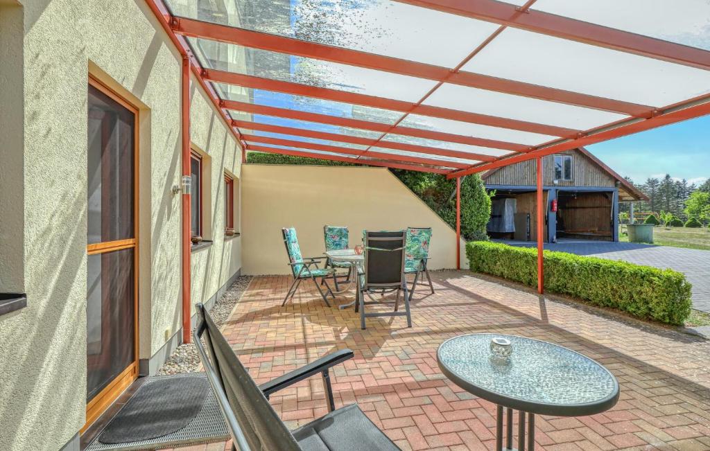a patio with a table and chairs on a brick patio at Ferienwohnung Mirow in Mirow