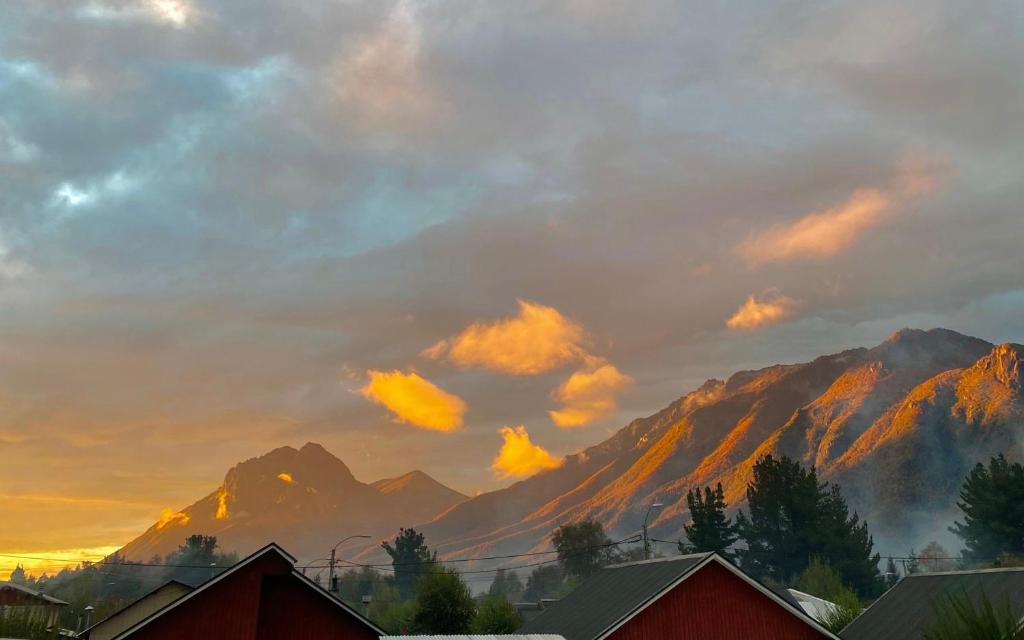 Cảnh núi rừng hoặc tầm nhìn ra núi từ nhà gỗ