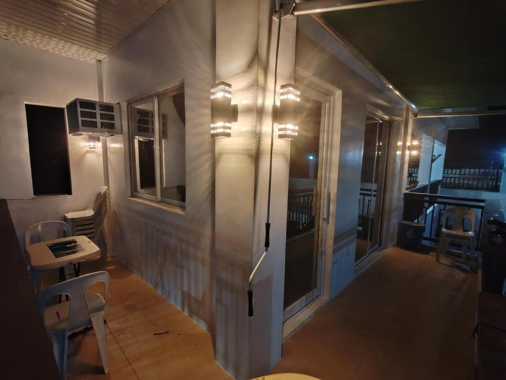 Zimmer mit einem Flur mit einer Tür und einem Tisch in der Unterkunft Casa De Gracia Private Resort Staycation in Magalang