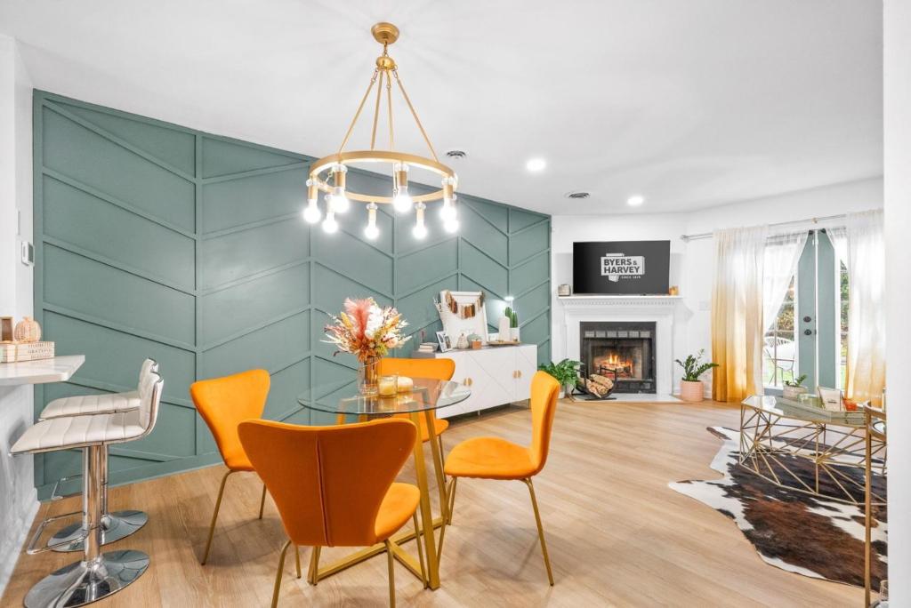 comedor con mesa de cristal y sillas naranjas en Emerald Horizon 104 Azalea Ct, en Clarksville
