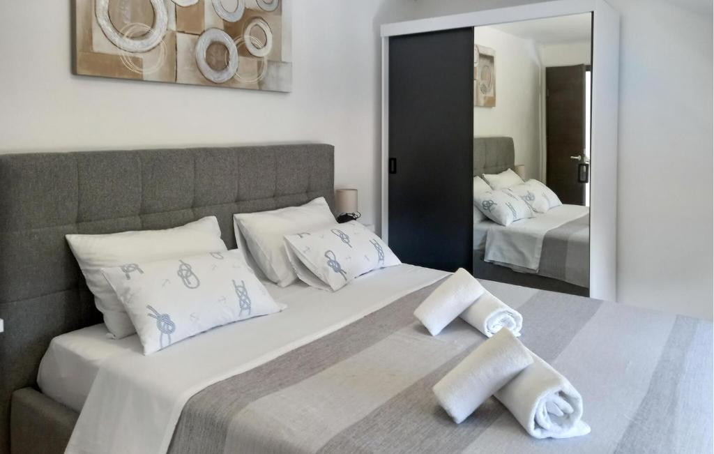 Posteľ alebo postele v izbe v ubytovaní Cozy Home In Rastane Donje With Wifi
