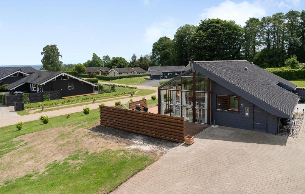 Το κτήριο όπου στεγάζεται  η παραθεριστική κατοικία