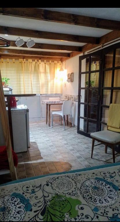 a living room with a table and a kitchen at TENDERETE in Villa General Belgrano