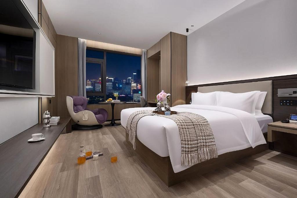Postel nebo postele na pokoji v ubytování Wenzhou wumajie all-weather hotel shamao river branch - located in the city center pedestrian street with breakfast coffee afternoon tea free laundry drying service free gym free daily necessities free wifi tourist attractions hotel recommendation