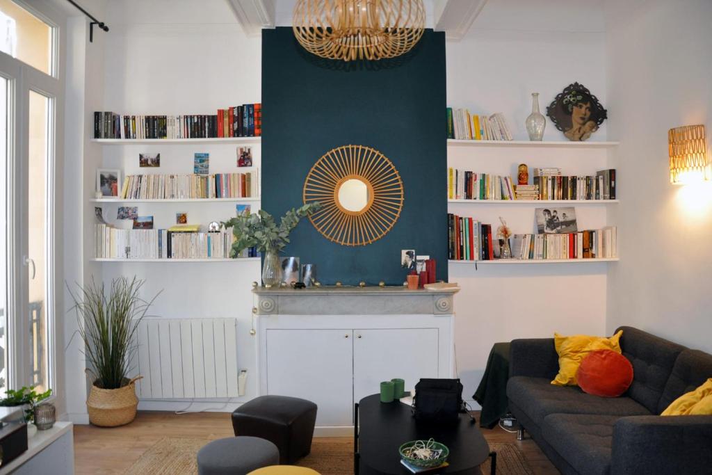 un salon avec un canapé et un miroir dans l'établissement The center of Marseille's Nice apartment, à Marseille