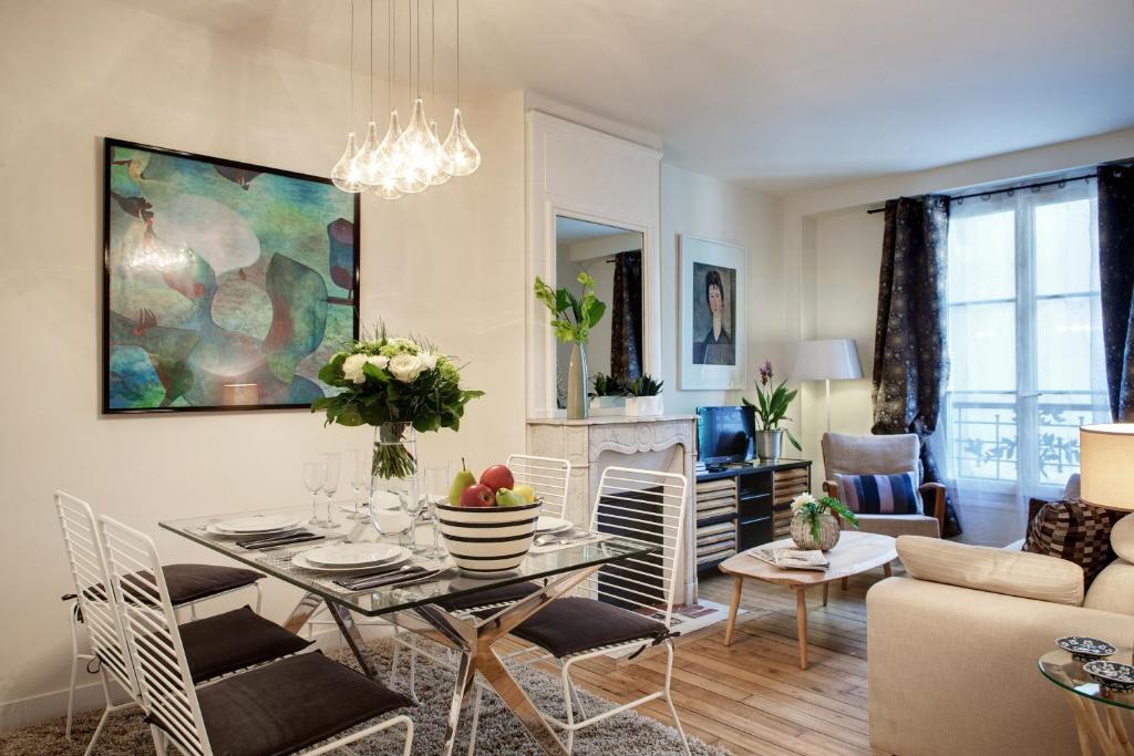 un salon avec une table et un canapé dans l'établissement Paris Sevigne Elegant residence, à Paris