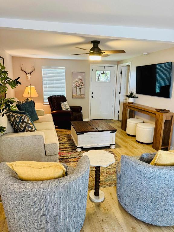 un soggiorno con due divani e una TV di Charming & Luxe Cottage 3 BR 2 BA a Nederland