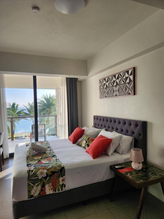 Postel nebo postele na pokoji v ubytování Ramada Suites By Wyndham Seafront Coral Coast