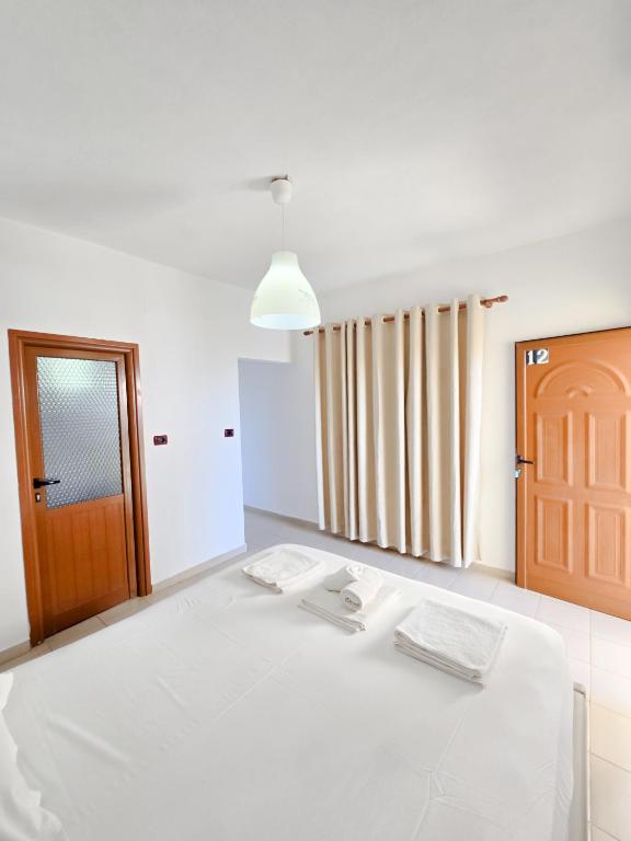 Postel nebo postele na pokoji v ubytování Azure Hotel Dhermi