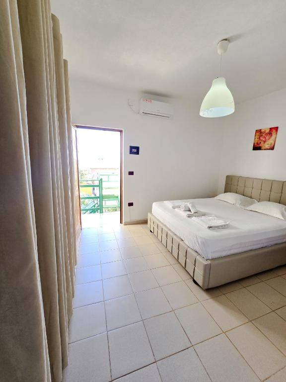 Postel nebo postele na pokoji v ubytování Azure Hotel Dhermi