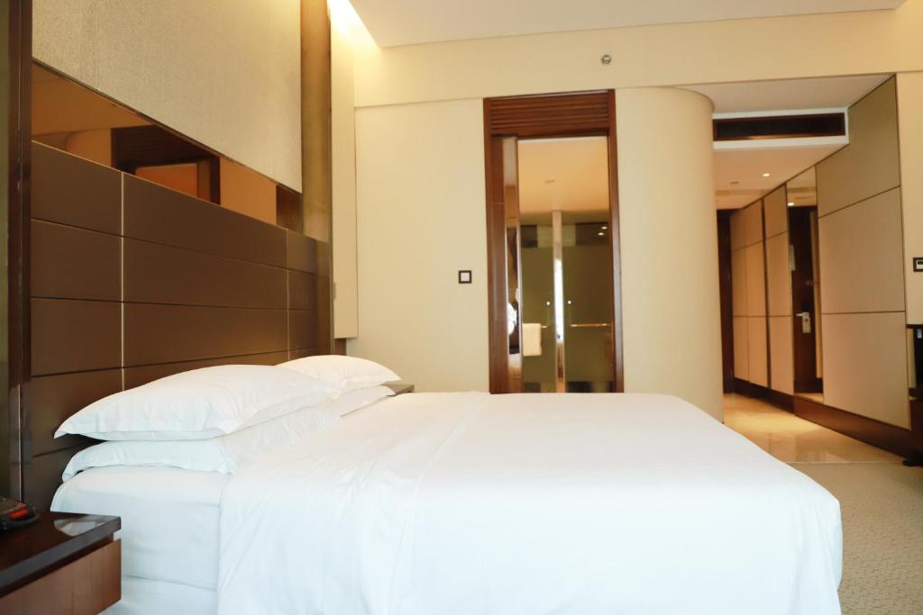 Postel nebo postele na pokoji v ubytování Sheraton Hefei Xinzhan Hotel