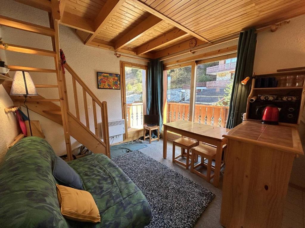 Cette chambre comprend une mezzanine, un bureau et une table. dans l'établissement Appartement familial à Méribel, proche pistes - FR-1-355-273, à Les Allues