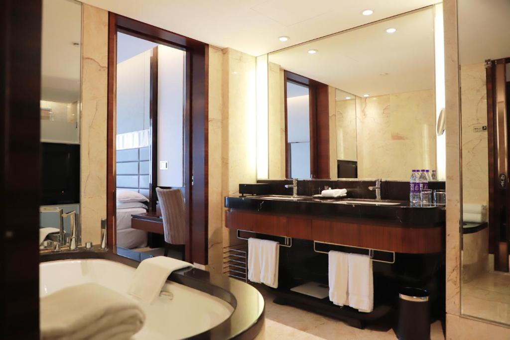 Postel nebo postele na pokoji v ubytování Sheraton Hefei Xinzhan Hotel