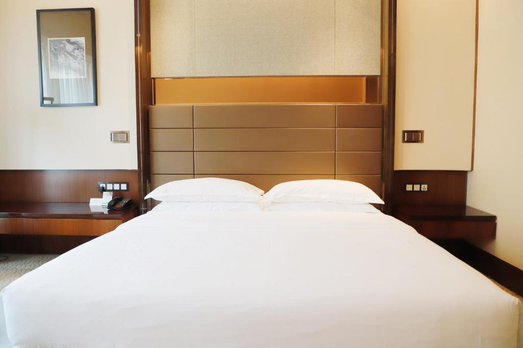 Postel nebo postele na pokoji v ubytování Sheraton Hefei Xinzhan Hotel