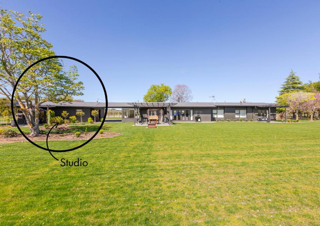 uitzicht op de buitenkant van een gebouw bij Puketapu Orchard Retreat in Napier