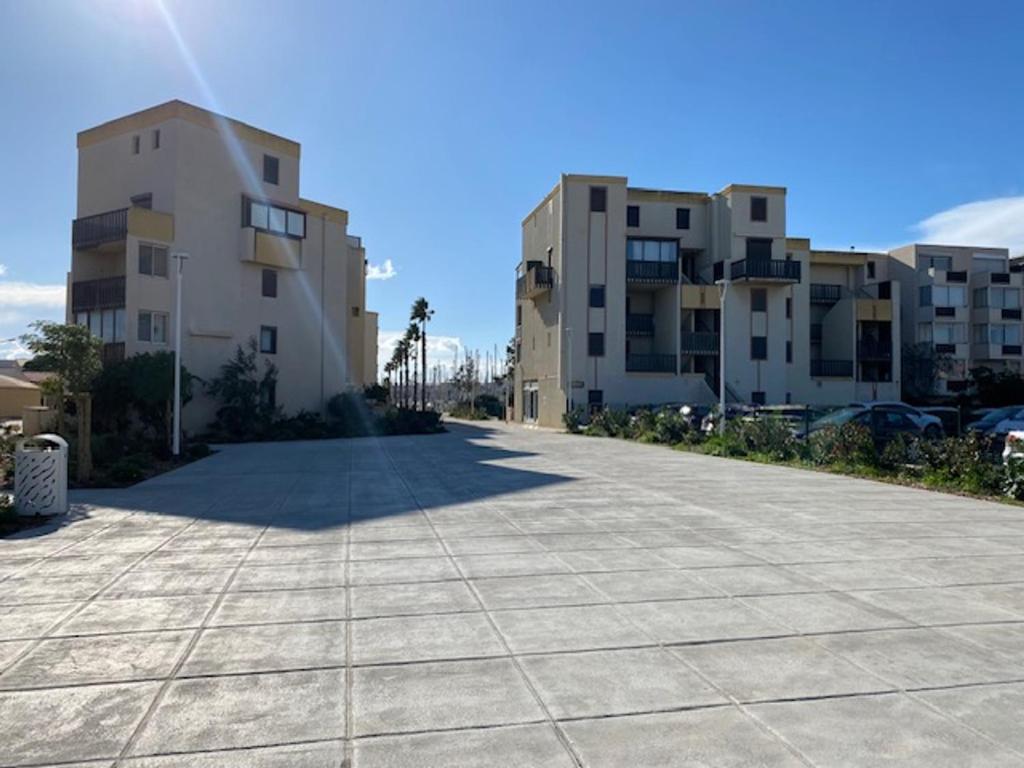 pusta ulica przed niektórymi budynkami apartamentowymi w obiekcie Superbe T2 Climatisé avec Terrasse - 4 Pers, Ascenseur, Parking Privé, à 400m de la Plage - FR-1-727-15 w mieście Port Leucate
