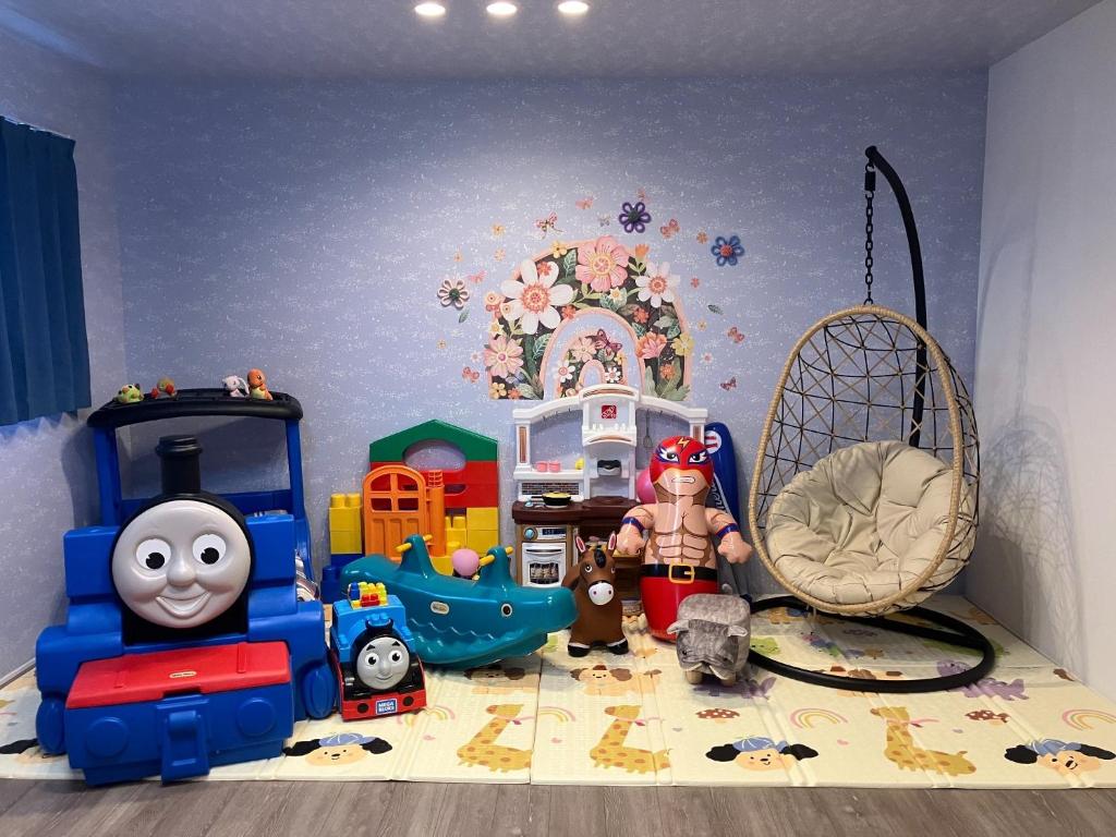 a childs play room with toys and a crib at urumare - Vacation STAY 85310v in Teruma