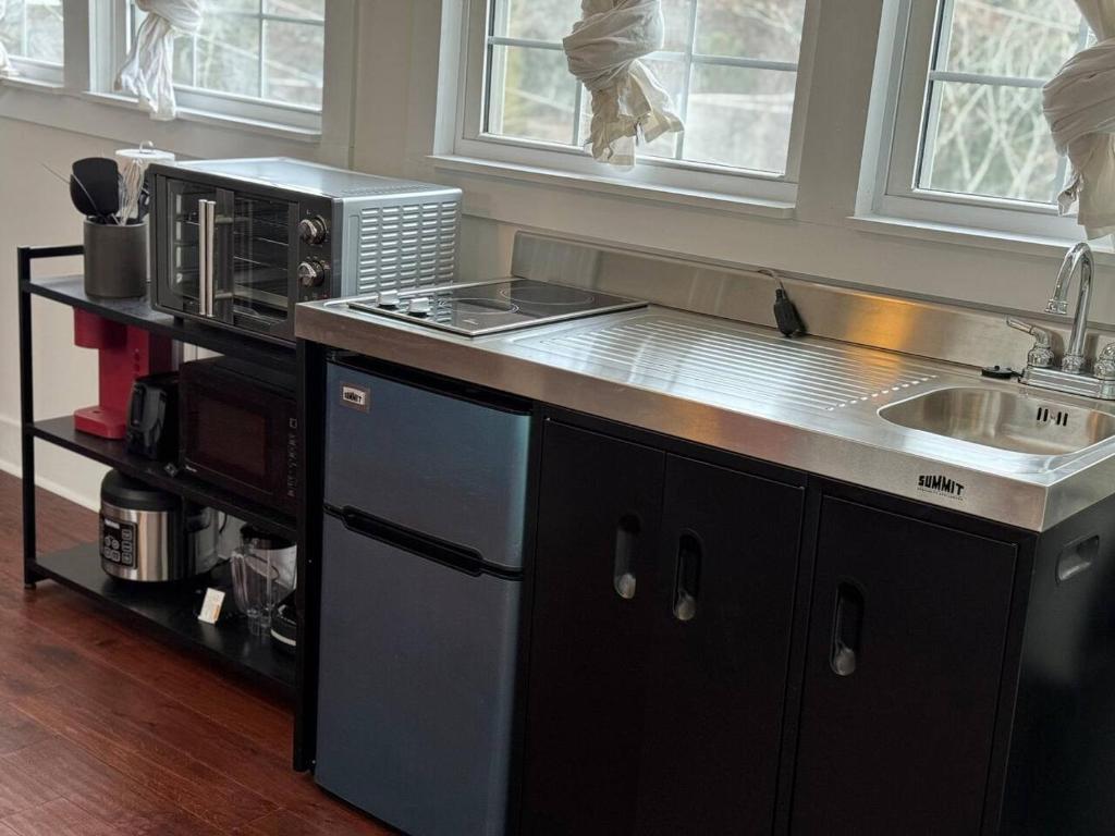 Nhà bếp/bếp nhỏ tại Top Floor - Atlanta Beltline Adjacent Apartment