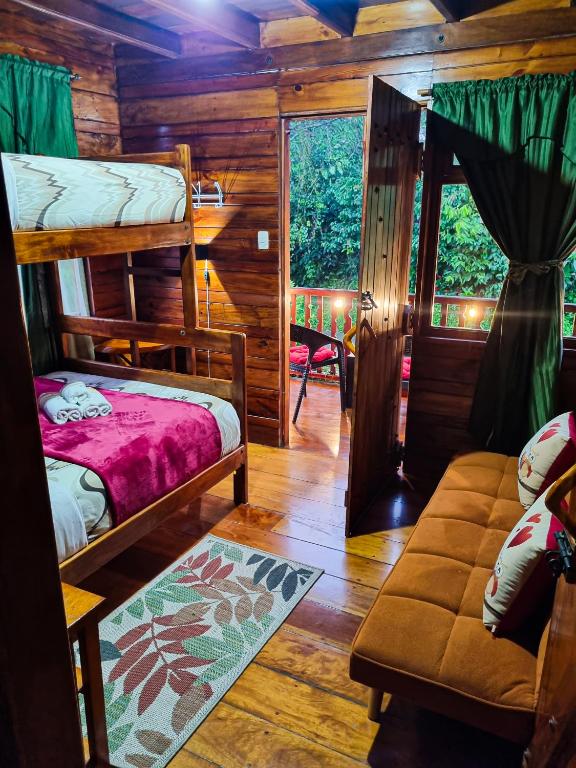 Postel nebo postele na pokoji v ubytování Mindo Green House