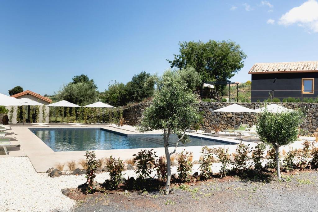 Bazén v ubytování PODERE DELL'ETNA SEGRETA - Essential Nature Hotel & Glamping nebo v jeho okolí