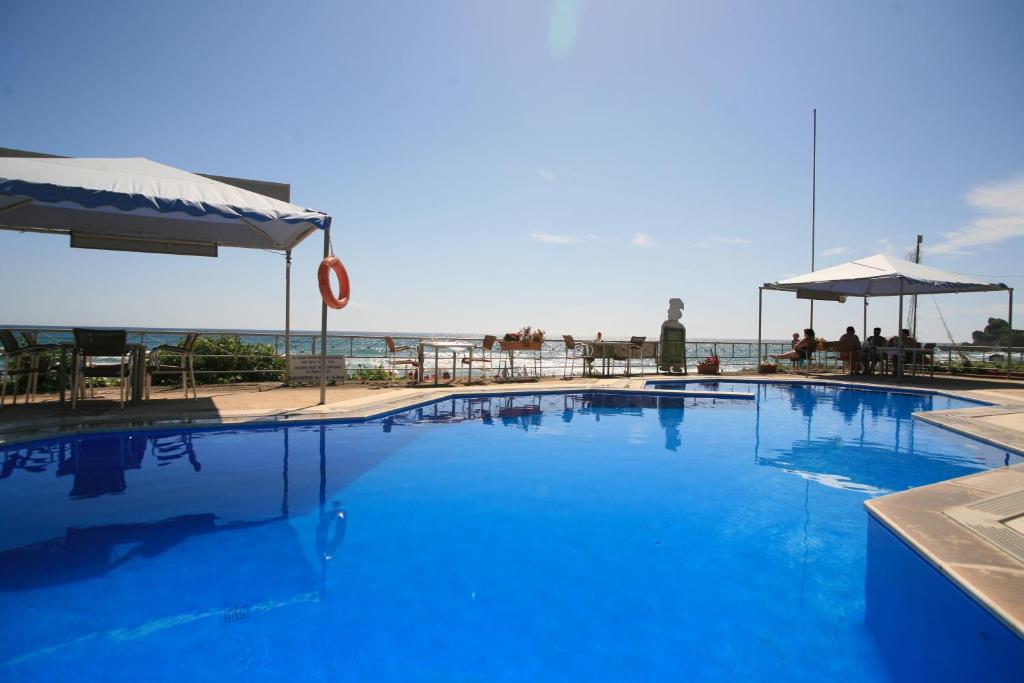Bazén v ubytování Glyfada Gorgona Apartments nebo v jeho okolí