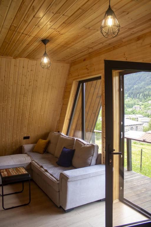Posezení v ubytování A-frame Wonder
