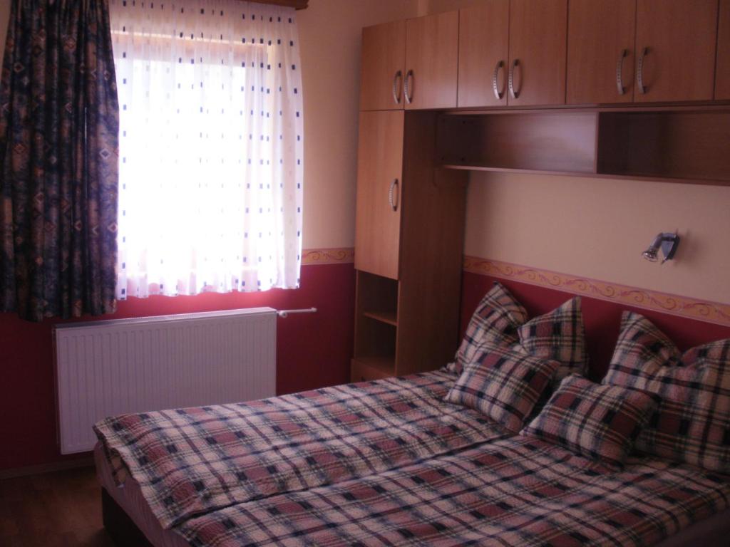 Posteľ alebo postele v izbe v ubytovaní Bodzavirág Apartman