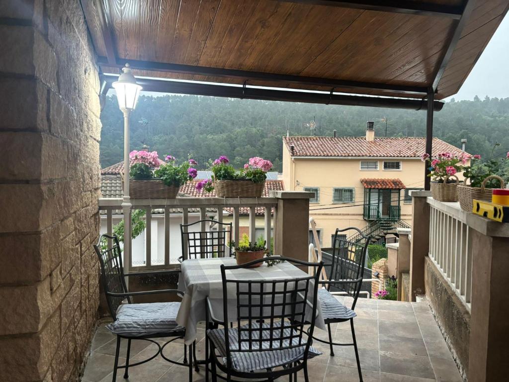 a patio with a table and chairs on a balcony at Encanto en el Moncayo in San Martín de Moncayo