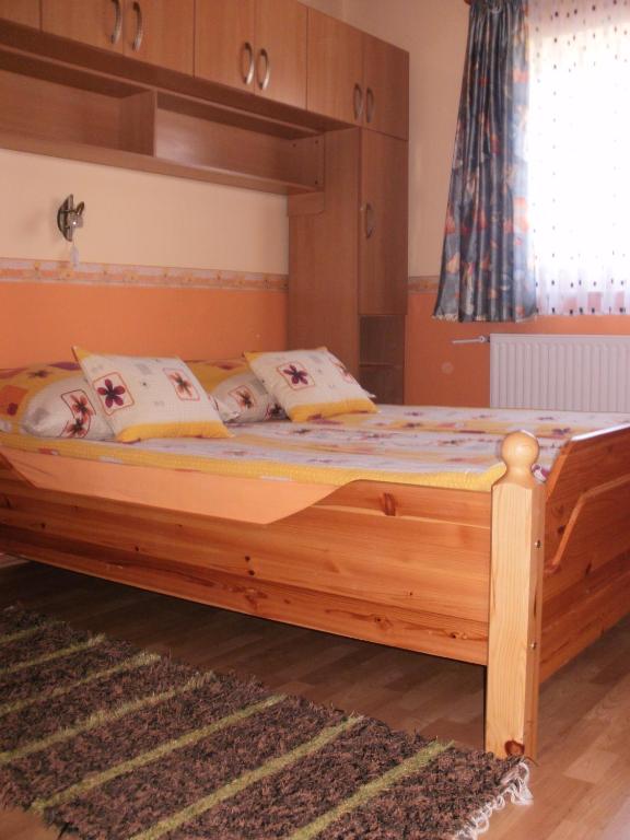 Posteľ alebo postele v izbe v ubytovaní Bodzavirág Apartman