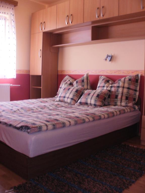 Posteľ alebo postele v izbe v ubytovaní Bodzavirág Apartman