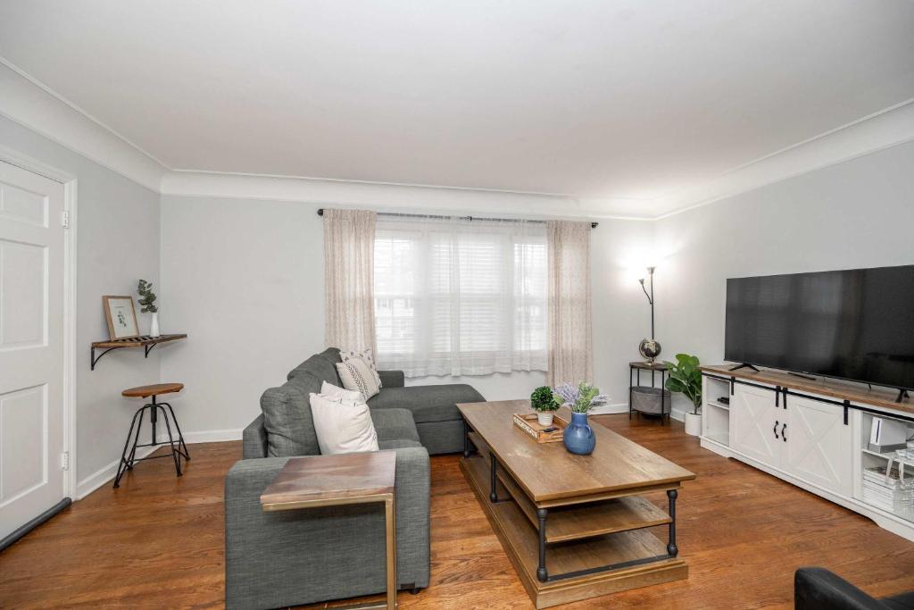 Μια τηλεόραση ή/και κέντρο ψυχαγωγίας στο Kenwood Keys 1 - Cozy Stay for 6