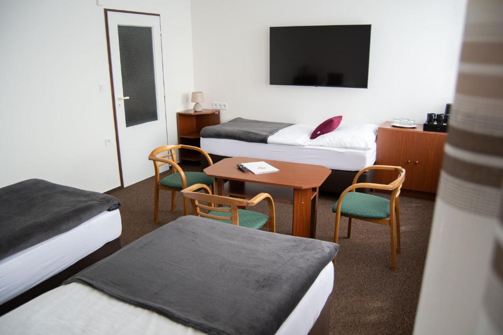 Postel nebo postele na pokoji v ubytování hotel Dobruška