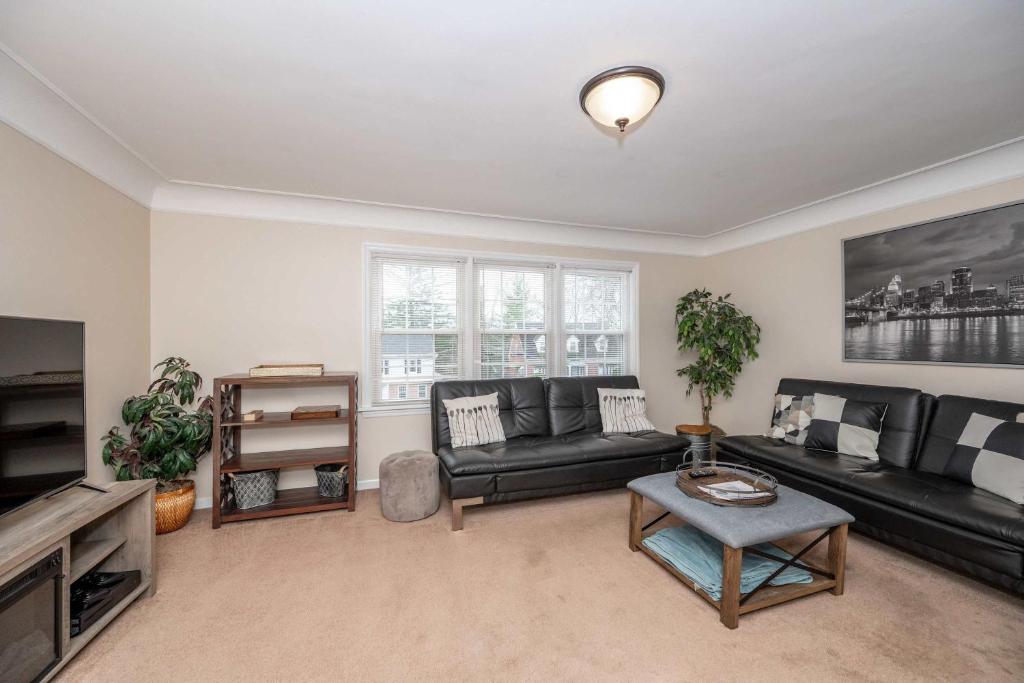 シンシナティにあるKenwood Keys 2 - Stay for 6の黒いソファとテーブルのあるリビングルーム